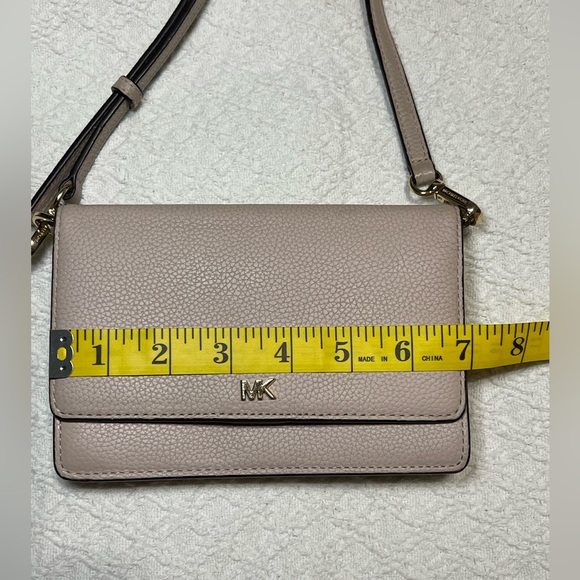 Light pink Michael Kors phone holding crossbody bag - Picture 11 of 16
